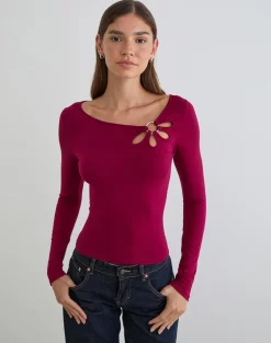 Donela Long Sleeve Top with Flower Ring in Burgundy