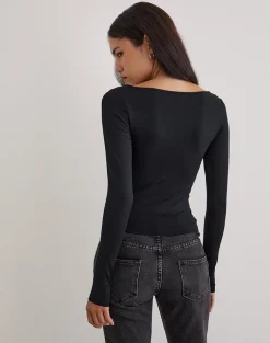 Donela Long Sleeve Top with Flower Ring in Black