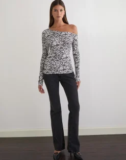 Matiah Off Shoulder Top in Jersey Blurry Leopard Grey