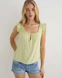 Merisso Scoop Neck Keyhole Top in Crinkle Pistachio