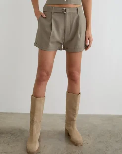 Miluta Short in Tailoring Dark Beige